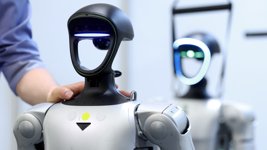 Ez lehet a következő nagy robbanás: jönnek az emberszerű robotok, és valaki nagyon meggazd