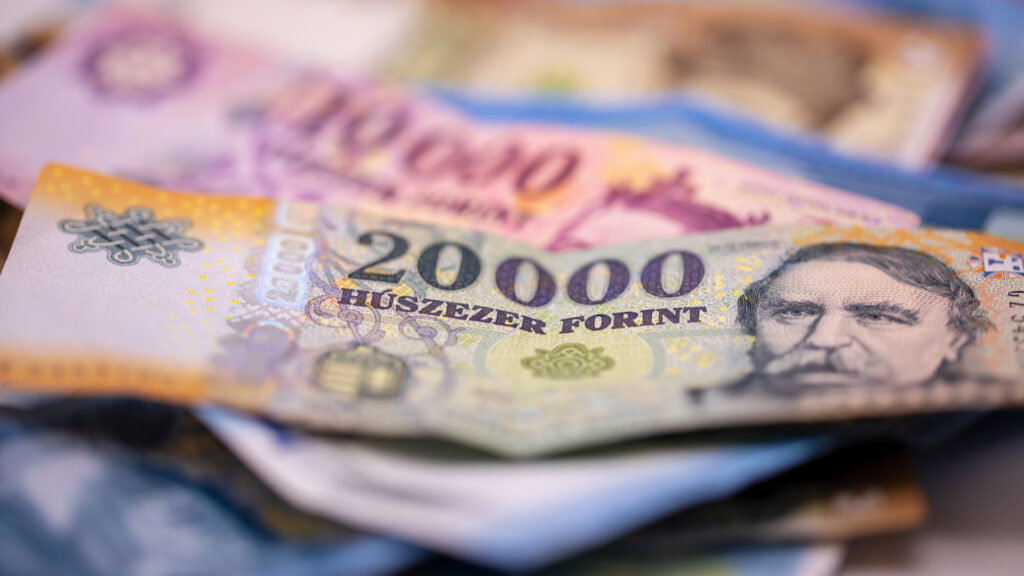 Forint: Többéves csúcsra erősödött a magyar valuta