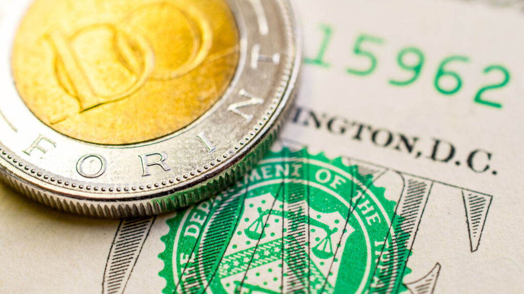 Forint árfolyama: Fed szigor és közel-keleti hírek kereszttüzében