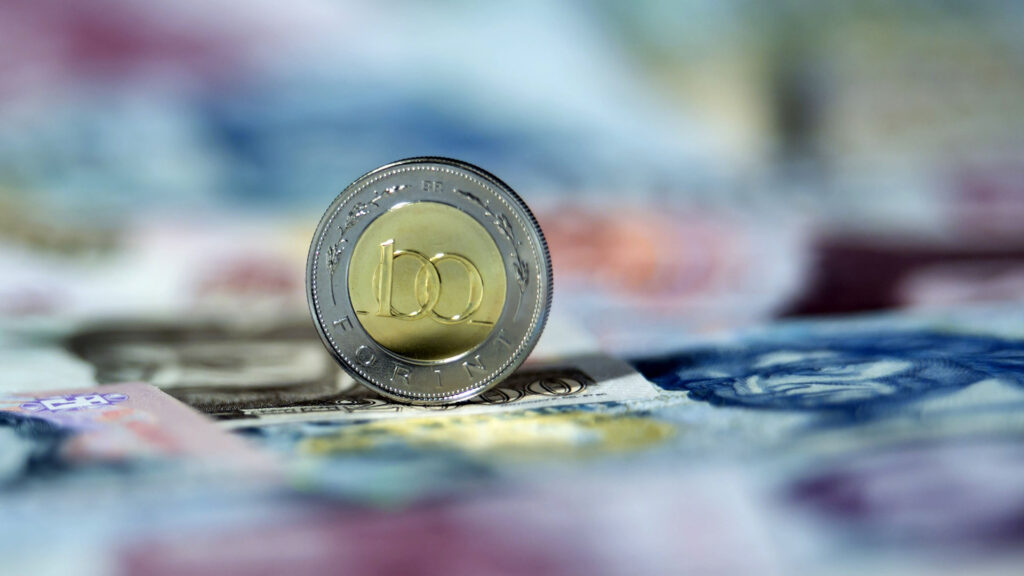 Forint kéthetes csúcson: MNB jelentés és dollárerősödés a fókuszban