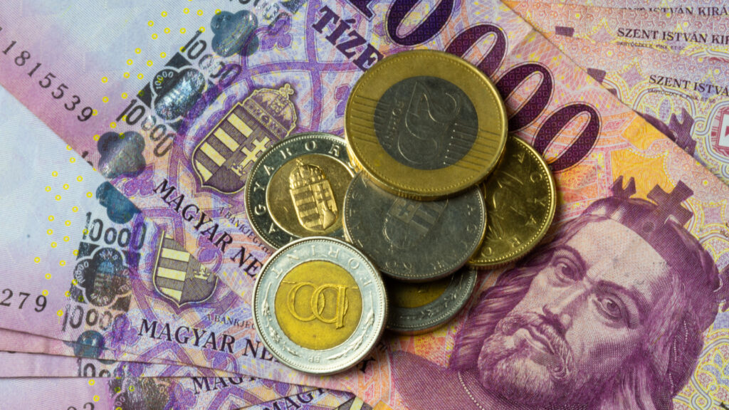 Forint szárnyalás: ötéves mélyponton az euróval és dollárral szemben