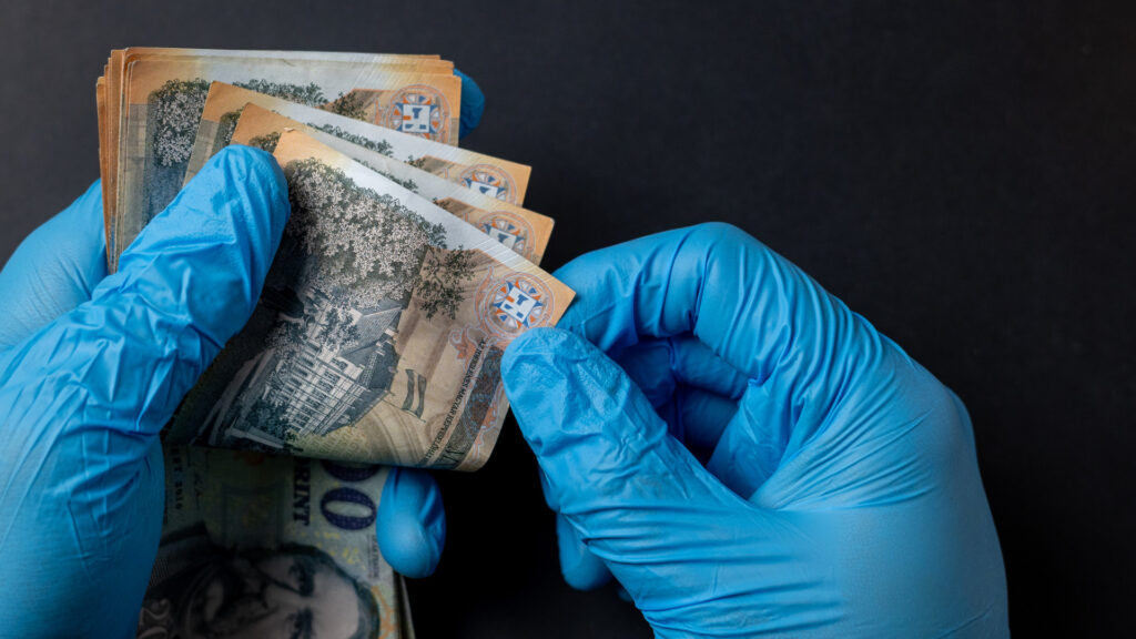 Globális devizapiaci mozgások: erősödő dollár, gyengülő forint és jen