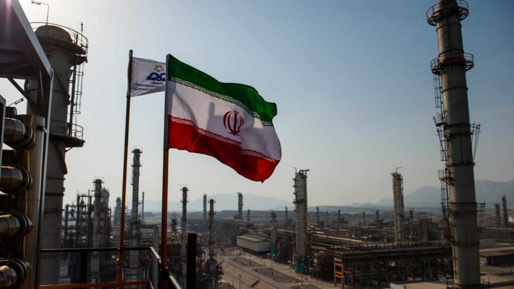 Irán olajexportja újraindulhat: Washington átmeneti engedélyt adott