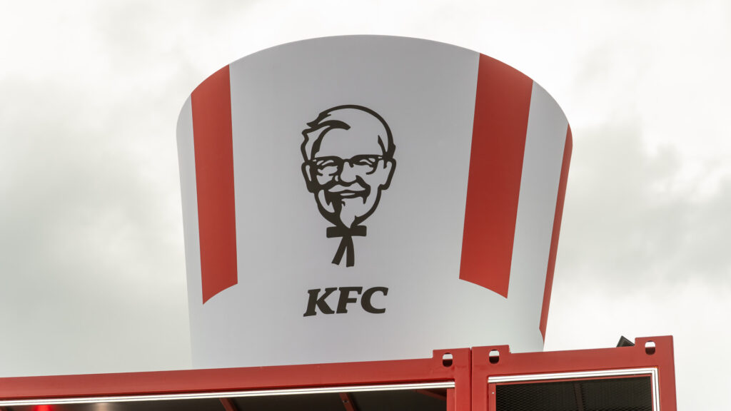 KFC: Megújulás a gyorsétterem-piacon – Csont nélküli csirke, új szószok, élményéttermek