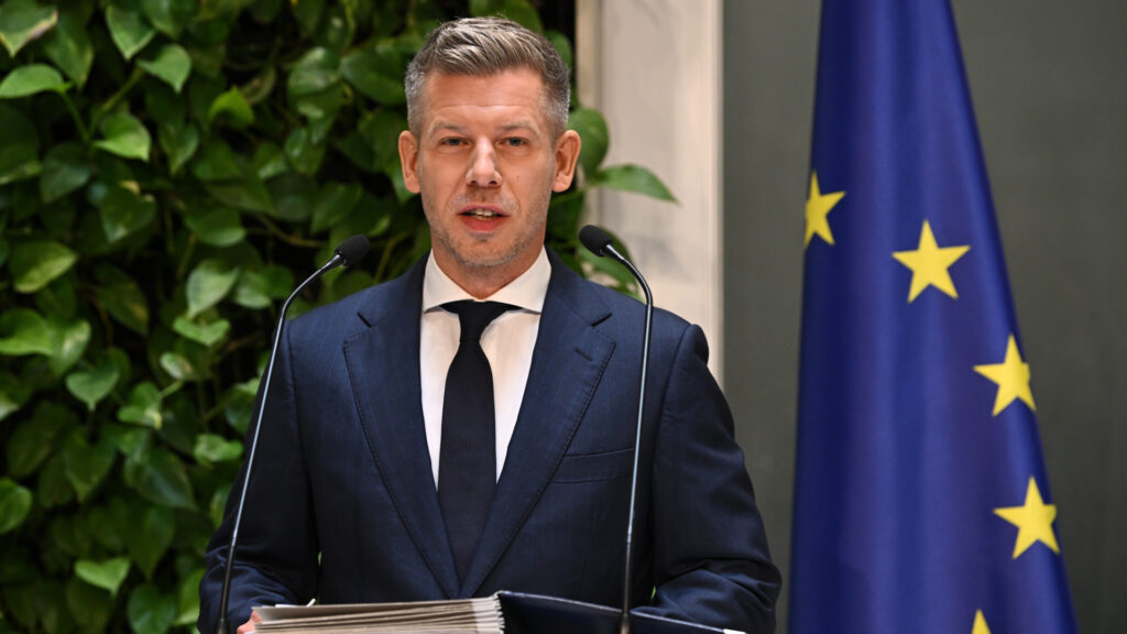 Kormánydöntések: Üzemanyagár, Vagyonvisszaszerzés és Külpolitikai Egyeztetések
