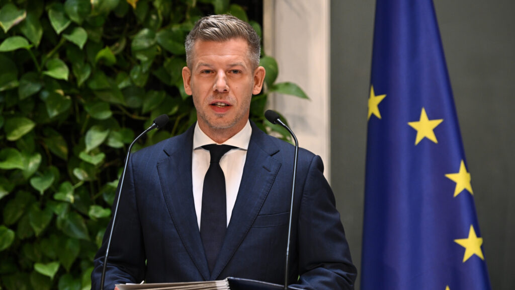 Magyar Péter: Titkolt menekülttábor Vitnyéden – milliárdos költségekkel?