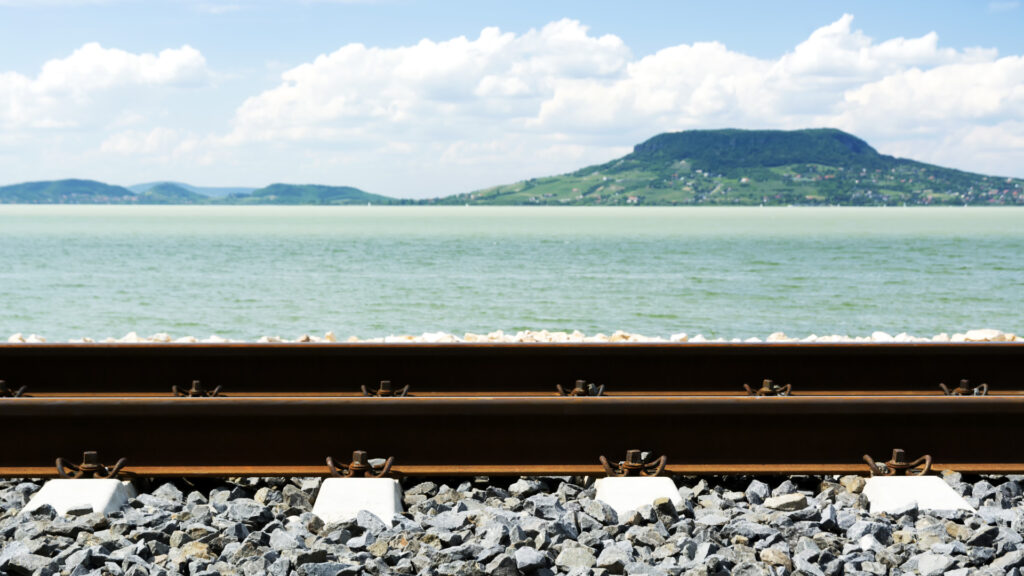 Nyári vasúti menetrend indul: jelentős kapacitásbővítés a Balatonnál