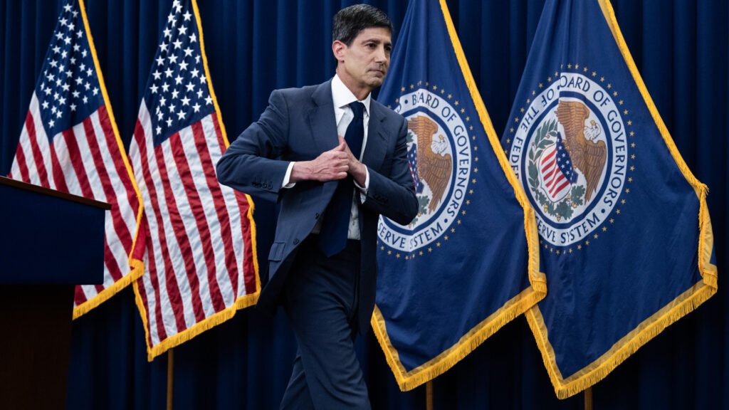 Példátlan tempóval rontott be az amerikai jegybankba az új elnök: Kevin Warsh átalakítja a