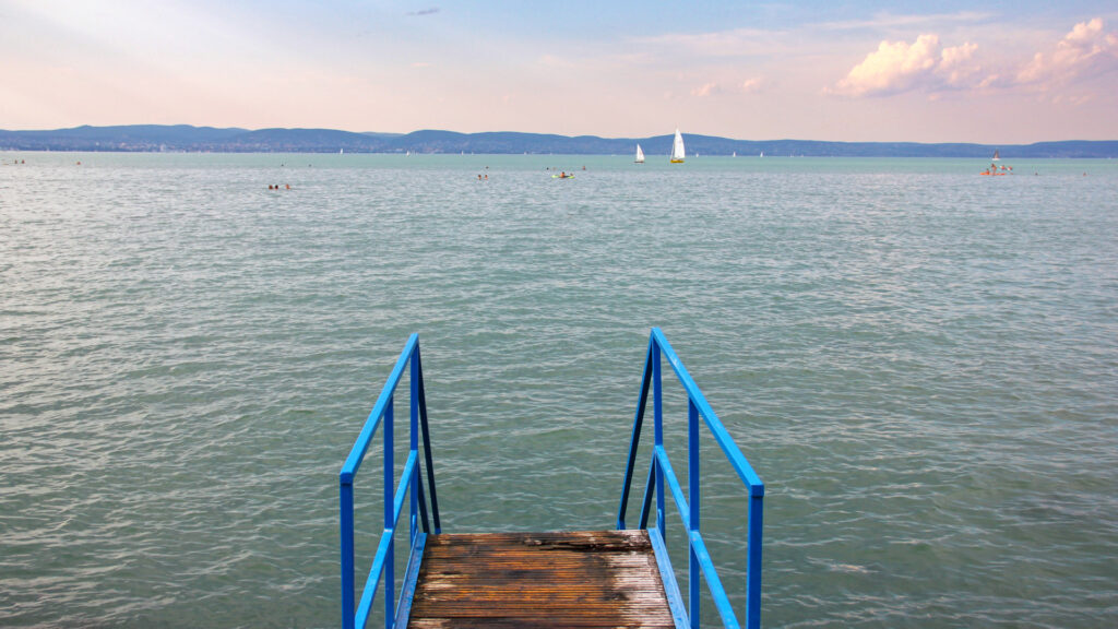 Rendkívüli hőség: Drasztikusan apad a Balaton és a Velencei-tó