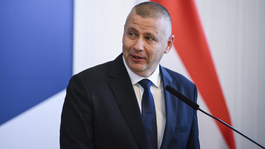 Tisza-kormány minisztere tartalékos katona lett, ejtőernyős bevetésre készül