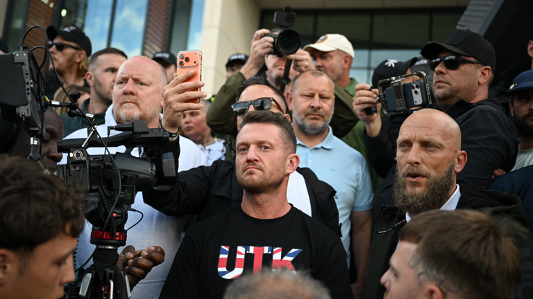 Tommy Robinsont őrizetbe vették a Heathrow-n terrorizmusellenes törvények alapján