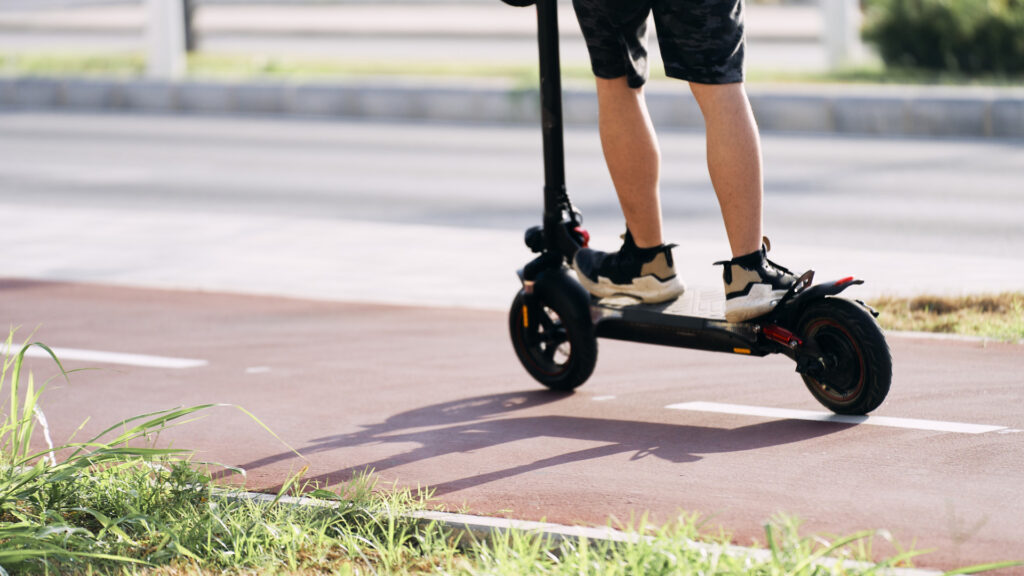 Új KRESZ és szigorúbb e-roller szabályok jönnek: társadalmi egyeztetés indul