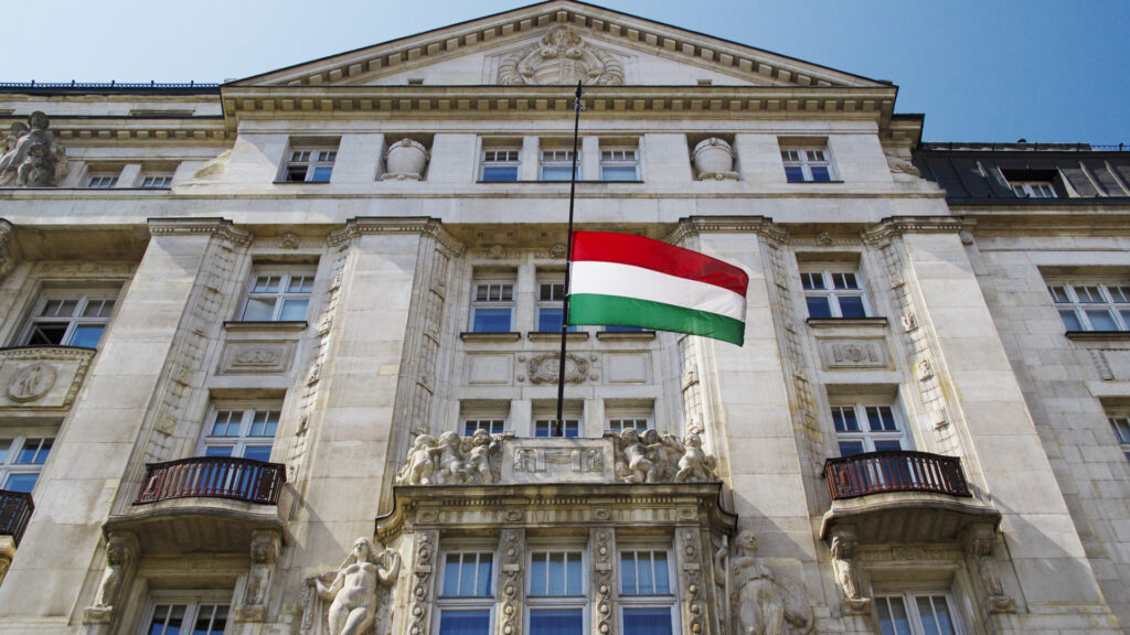 Újabb szinten történt meg a sorcsere a kormányzatban: 83 személyi változást hirdettek ki a