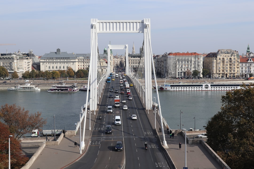 Hatos karambol történt a Rákóczi híd budai hídfőjénél Budapesten