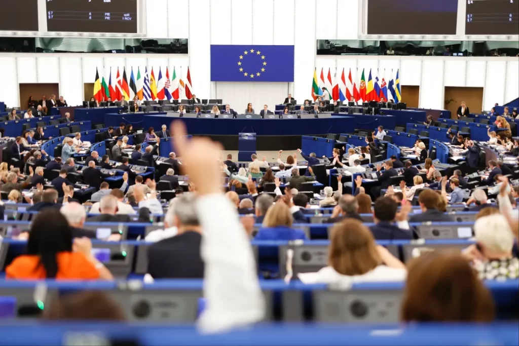 Káosz az EP-ben: vita az ideiglenes gyerekvédelmi szabályokról