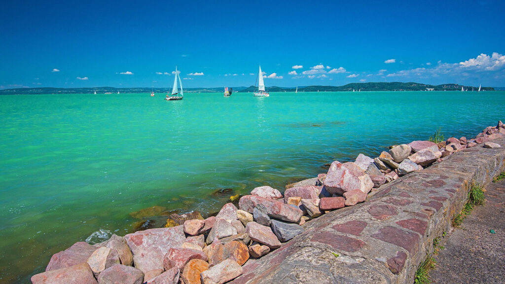 Kérdőív méri a fizetős parkolás támogatottságát Balatonalmádiban