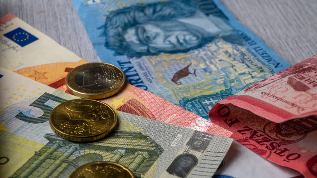Kettős nyomás alatt a forint: hiány és közel-keleti feszültség