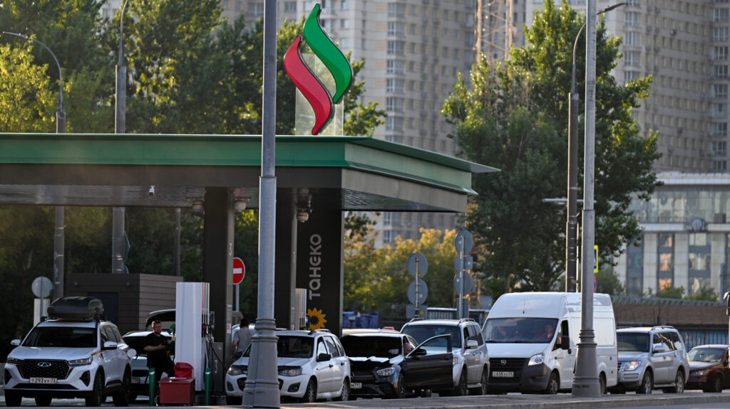Oroszországban súlyosbodó üzemanyaghiány: dróncsapások és lakossági feszültség